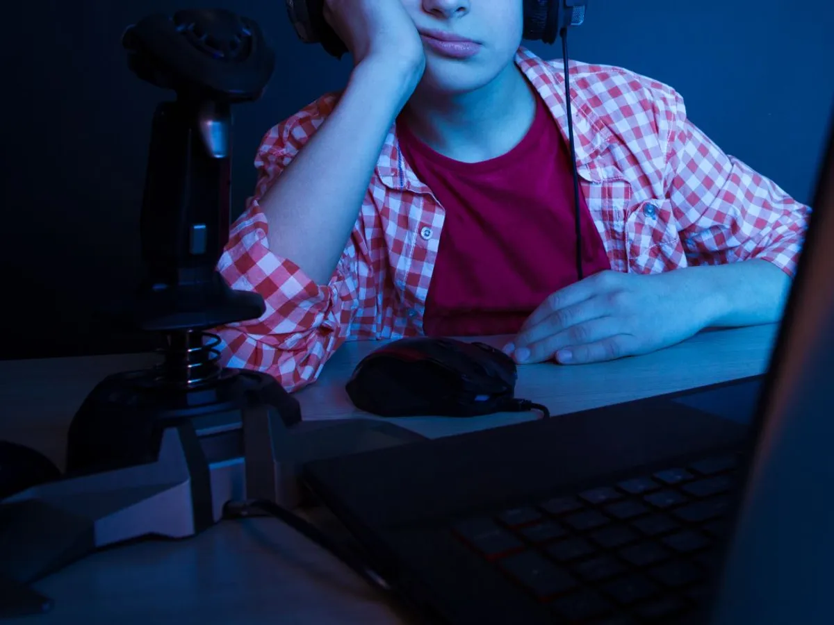 Copil plictisit după ore de jucat online - Foto: Magnific.com/LipikStockMedia