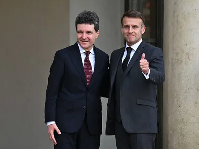 Preşedintele României, Nicuşor Dan, întâmpinat de preşedintele Franţei, Emmanuel Macron - Foto: Profimedia Images
