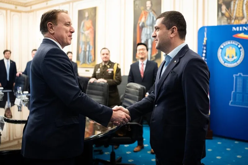 Imagine de ansamblu de la discuţiile dintre delegaţiile rom&acirc;nă şi americană - Foto: MApN