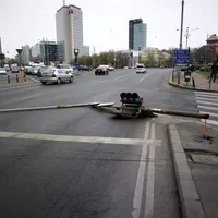 Semaforul care s-a prăbușit, marți, în Piața Victoriei Foto: Facebook