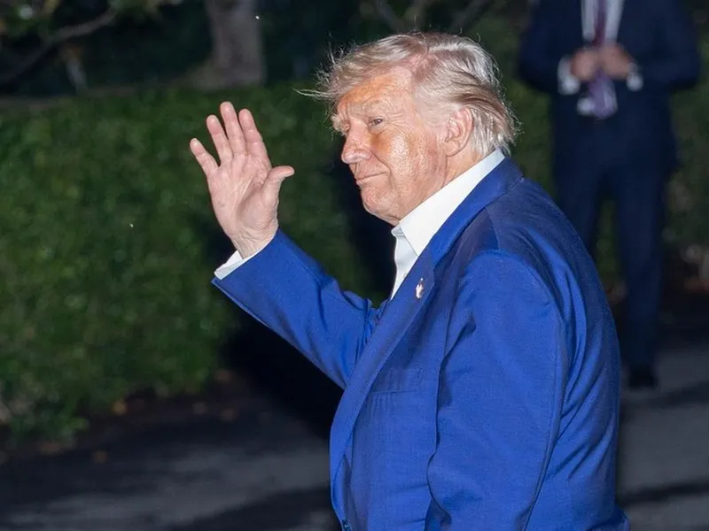 Donald Trump face cu mâna presei, când coboară din elicopter, la Casa Albă - Foto: Profimedia Images