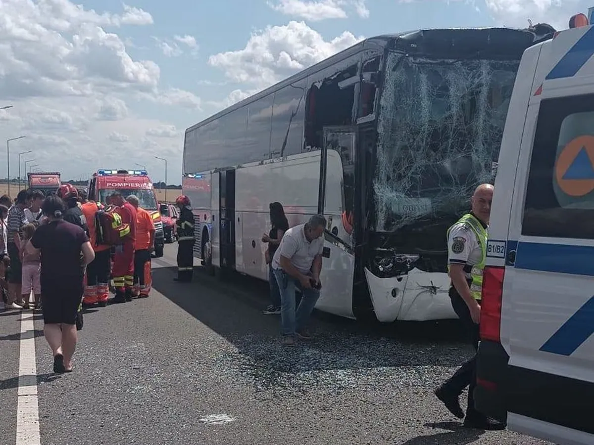 FOTO Plan Roșu de intervenție, pe A2 în Călărași. Un autocar cu 60 de pasageri s-a ciocnit cu un TIR