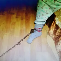 O bunică și-a legat de pat nepoțica de 10 ani cu un lanț cu lacăt. A fost arestată la domiciliu. / Foto: FB