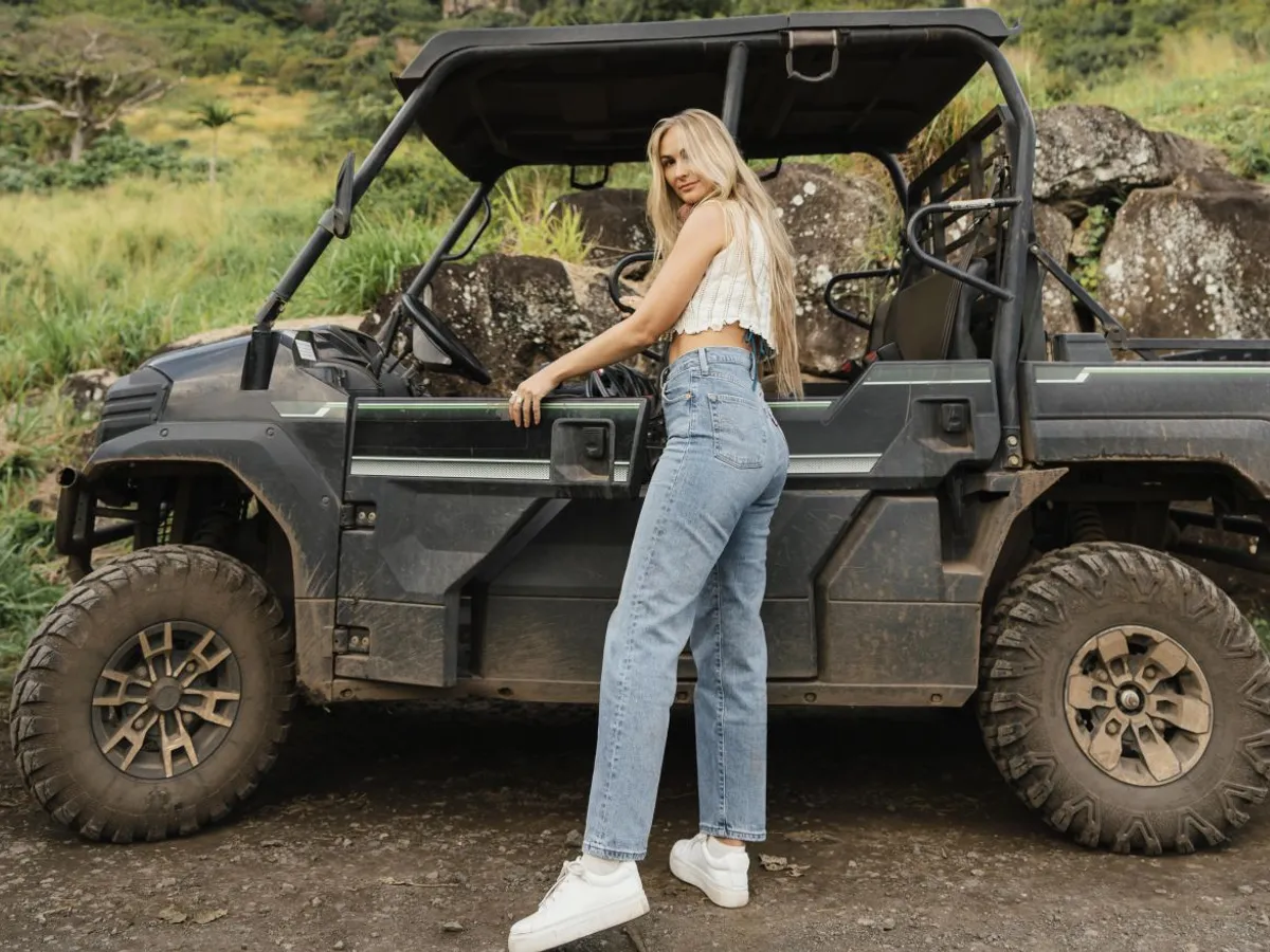 Femeie cu un ATV Land Rover, în Hawaii - Foto: Freepik/CC0