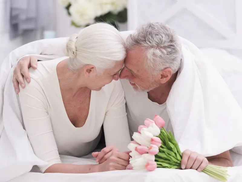 Cuplu romantic senior care ține lalele în mâini - Foto: Freepik/CC0