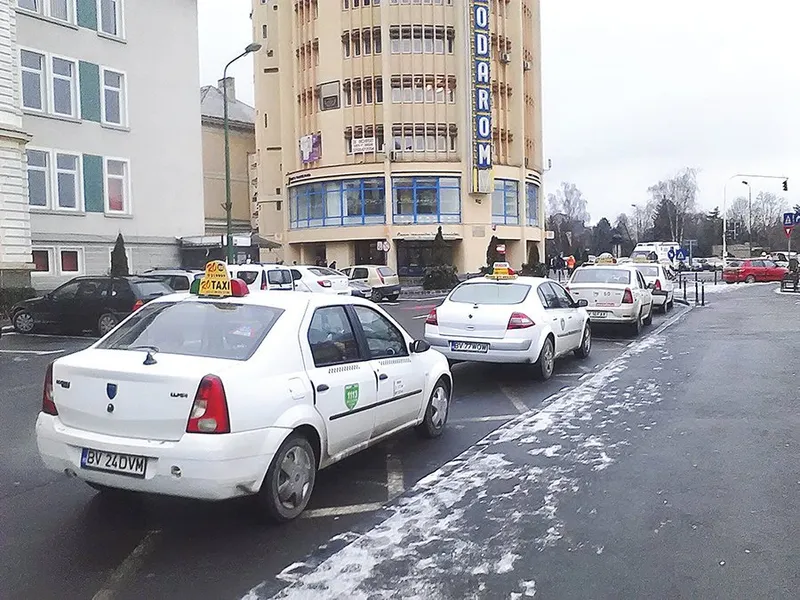 PIRATERIE La Brașov, la Curtea de Apel (jos) s-a constatat că ancheta procurorilor e mai evazionistă decât activitatea taximetrelor