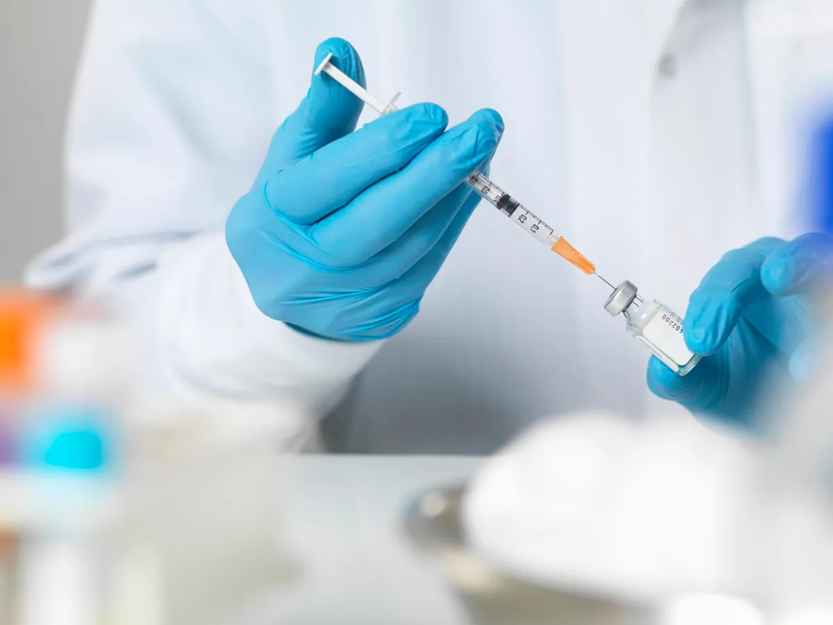 SONDAJ Vaccinurile, tot mai puțin credibile în mediul rural și în rândul tinerilor români cu educație precară