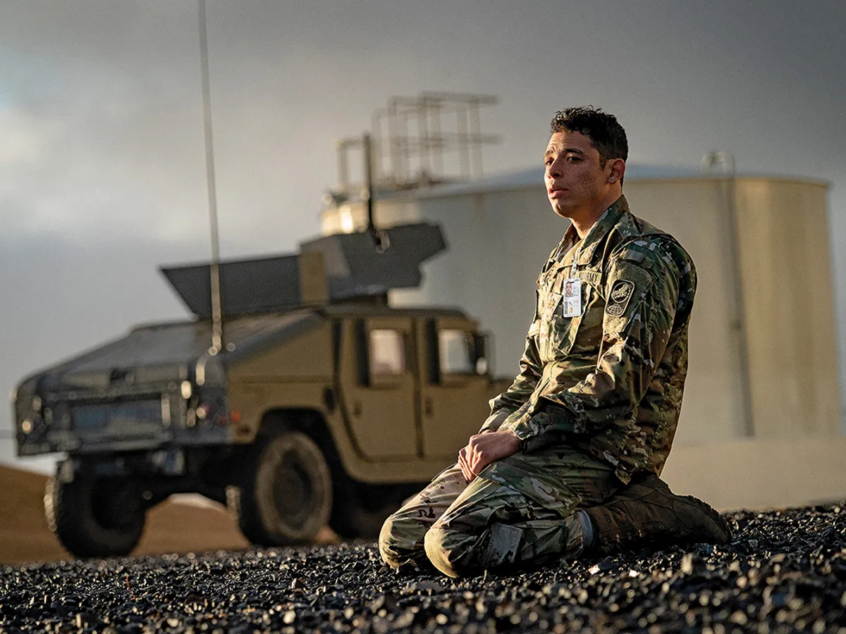 O REALITATE TERIFIANTĂ Anthony Ramos în rolul maiorului Daniel Gonzalez. El spune că, în ciuda expertizei personajelor, „sunt oameni care primesc vestea că o bombă se îndreaptă spre ei. Nu poate fi mai clar de atât“.