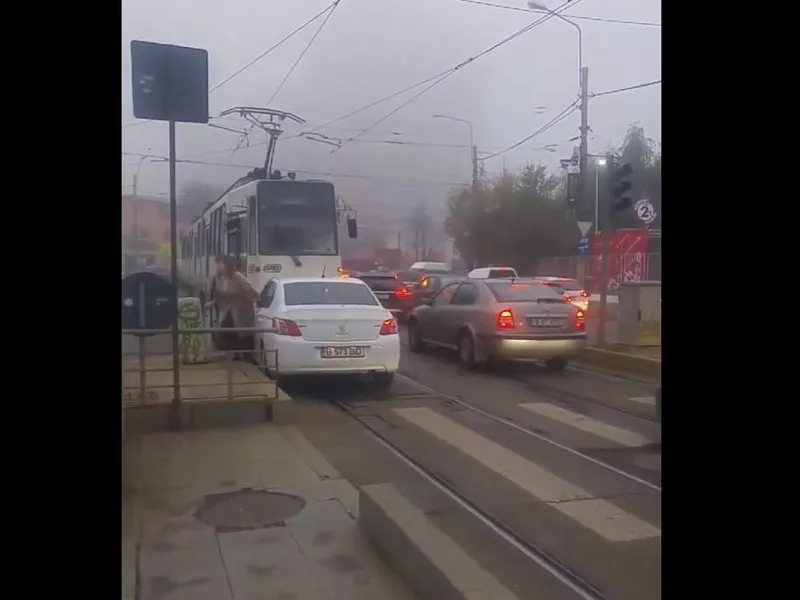 O șoferiță s-a întâlnit cu tramvaiul pe contrasens în București. S-a dus să-l certe pe vatman - Foto: captură video