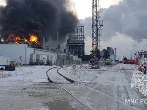 Incendiu uriaș la cea mai mare rafinărie de petrol din Siberia. Rușii au crezut că e cutremur - FOTO: Telegram/rian_ru