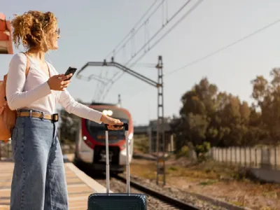 O escrocherie nouă îi vizează pe cei care merg cu trenul. Accesezi un link și rămâi fără bani. De ce? - Foto: Freepik (rol ilustrativ)
