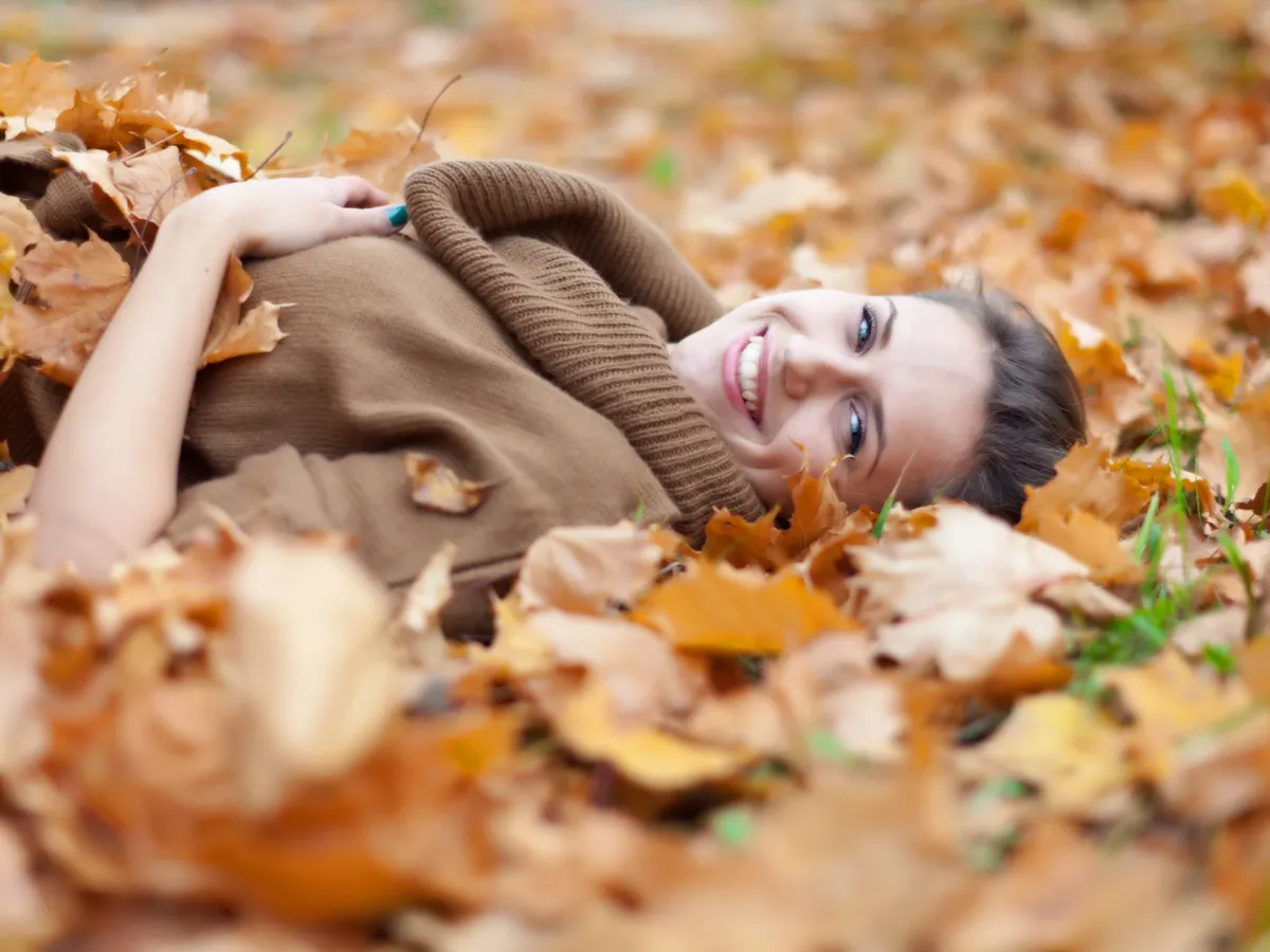 Femeie în grădină toamna - Foto: Freepik