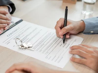 Poate un părinte să vândă casa fără acordul copiilor? Când poate fi contestată tranzacția și ce se întâmplă la moștenire