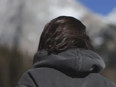 Condamnată și amendată cu 20.000 €, după ce a recunoscut că i-a furat cardurile unei colege! Riscă încă o pedeapsă URIAȘĂ