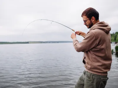 Bărbat la pescuit - Foto: Freepik (Imagine cu rol ilustrativ)