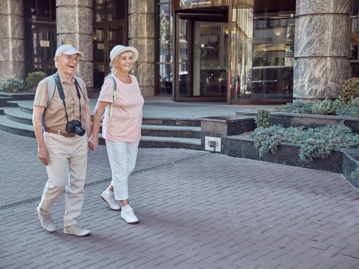 Pensionari la pensie plimbându-se - Foto: Freepik