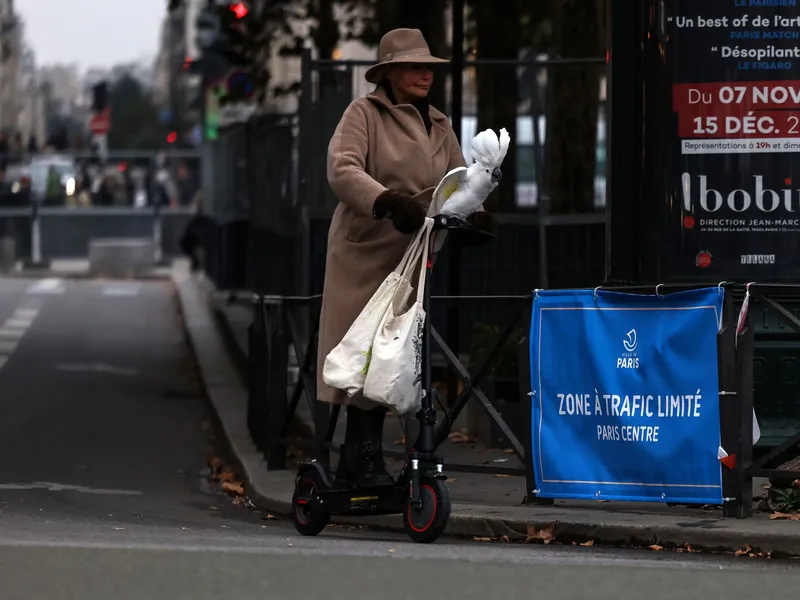 Ai mașină electrică, nu mai poți trece prin centrul „Orașului liminilor”. Pe jos sau cu autobuzul - Foto: Profimedia Images - Imagine cu rol ilustrativ