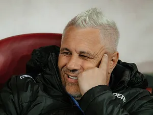 Marius Şumudică, analizând, în timpul unui meci din Liga 1, cu Dinamo Bucureşti - Foto: Profimedia Images