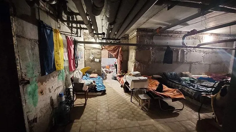 VIDEO A început evacuarea civililor din oţelăria Azovstal, asediați de armata rusă de 65 de zile / HRI