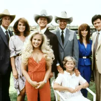 De la stânga la dreapta personajele din Dallas: Ray Krebbs, Sue Ellen Ewing, Lucy Ewing, JR, Jock Ewing, Miss Ellie, Pamela Ewing, Boby Ewing, în 1970 Foto: Profimediaimages