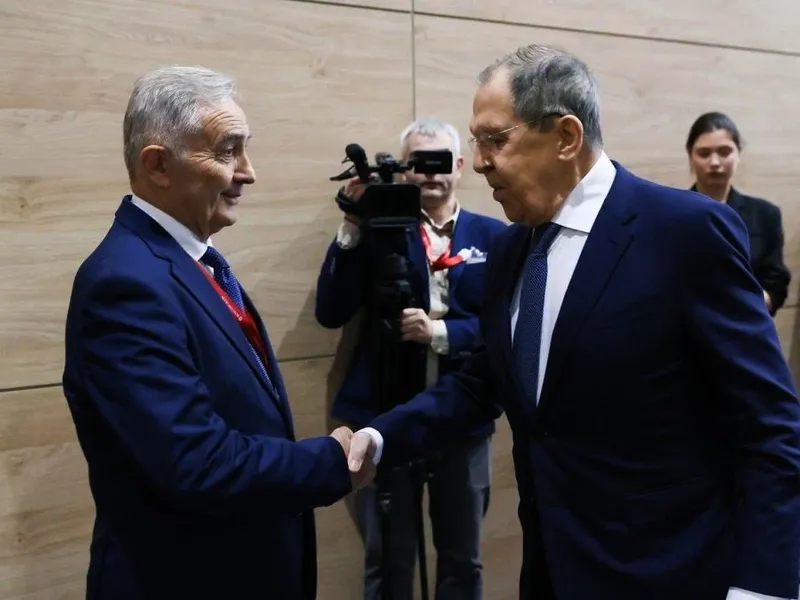 Lazăr Comânescu, dând noroc cu Serghei Lavrov - Foto: X/Lazar Comanescu