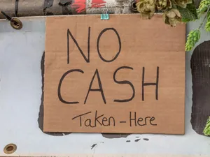 O țară unde „banii cash fac legea” și cei mai mulți oameni nu au cont bancar ar putea fi primul stat din lume care interzice bancnotele