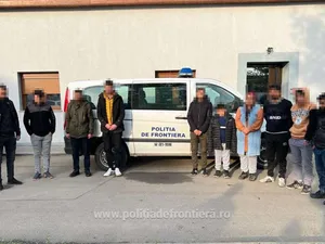 Zece turci, înghesuiți într-un autoturism, au intrat ilegal în România/ FOTO: Poliția de Frintieră