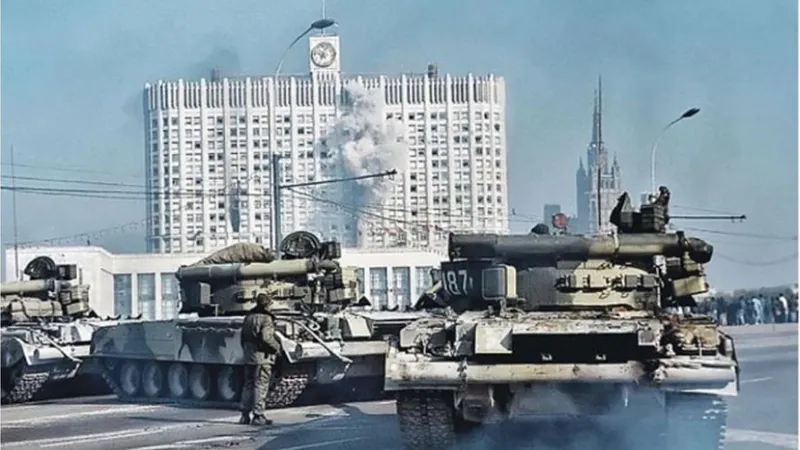 Tancurile rusești trag asupra clădirii Guvernului, Moscova, 6 octombrie 1993 - Foto kyivpost.com/US National Security Archive