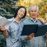 Pensionar cu dosare Foto: Freepik (rol ilustativ)