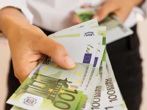 Unii români plătesc 2.000 de euro pe an pentru a avea acces la un serviciu național Foto: Freepik.com - rol ilustrativ