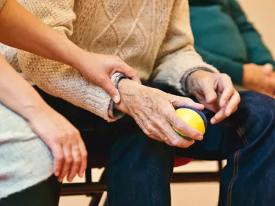 Cu ce bani trăiește o familie de pensionari.- Foto: Pexels / Matthias Zomer