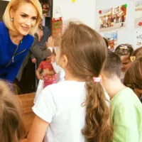 Firea rânjește ipocrit la copii/FOTO: g4media.ro