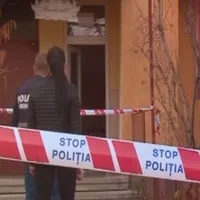 O femeie s-a aruncat de la etajul 4 al unui bloc din Ploieşti. A murit pe loc. / Foto: antena3.ro