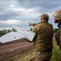 Militari ucraineni care lansează o dronă de război - Foto: Facebook/ Volodimir Zelenski - Caracter ilustrativ