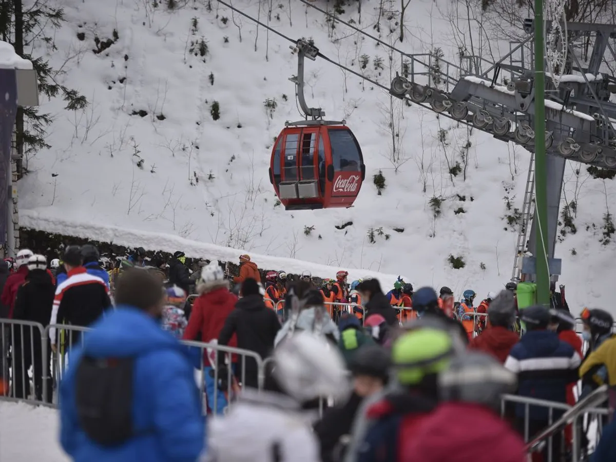 31 ianuarie 2021. Sute de persoane aşteaptă la coadă, la Telecabina din Poiana Braşov - Foto: INQUAM PHOTOS/Alex Nicodim