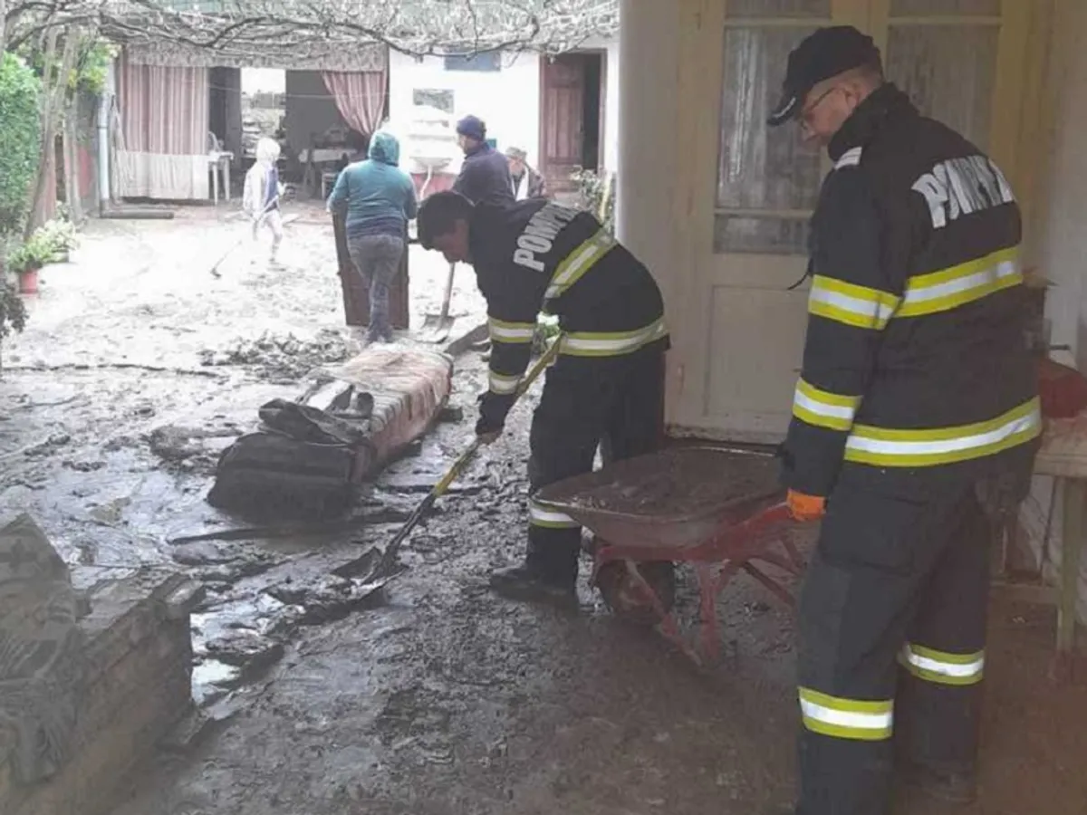 O viitură a măturat o zonă din România, în miez de noapte. 100 de case au fost distruse - Foto: ISU Caraș-Severin