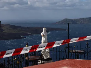 Insula Santorini se află în fața a trei scenarii după miile de seisme, spune un expert în dezastre naturale. Care e cel mai grav