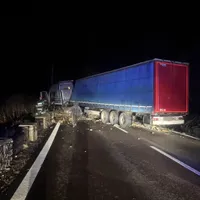 Tragedie evitată la secundă pe DN 7, după ce mai multe stânci au căzut pe carosabil. Ce a urmat? - Foto: DRDP