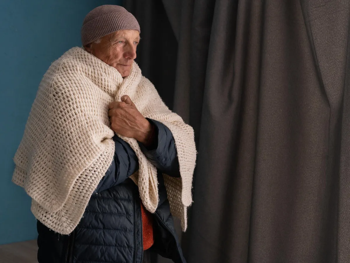 Pensionar, aflat la pensie se încălzește - Foto: Freepik