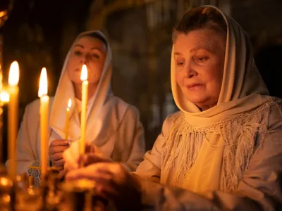 Oameni la biserică Foto: Freepik (imagine cu rol ilustrativ)