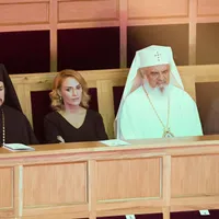 Gabriela Firea între două sutane/FOTO: facebook.com
