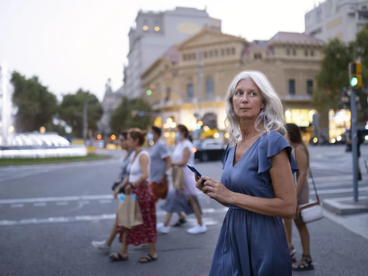 Femeie frumoasă matură petrecându-şi timpul în oraş - Foto: Freepik/CC0