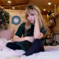 Tânăra care și-a mutat viața într-o dubă: „Mă ajuta să evadeze din realitate". Își caută iubit - FOTO: Instagram/ ameinavan