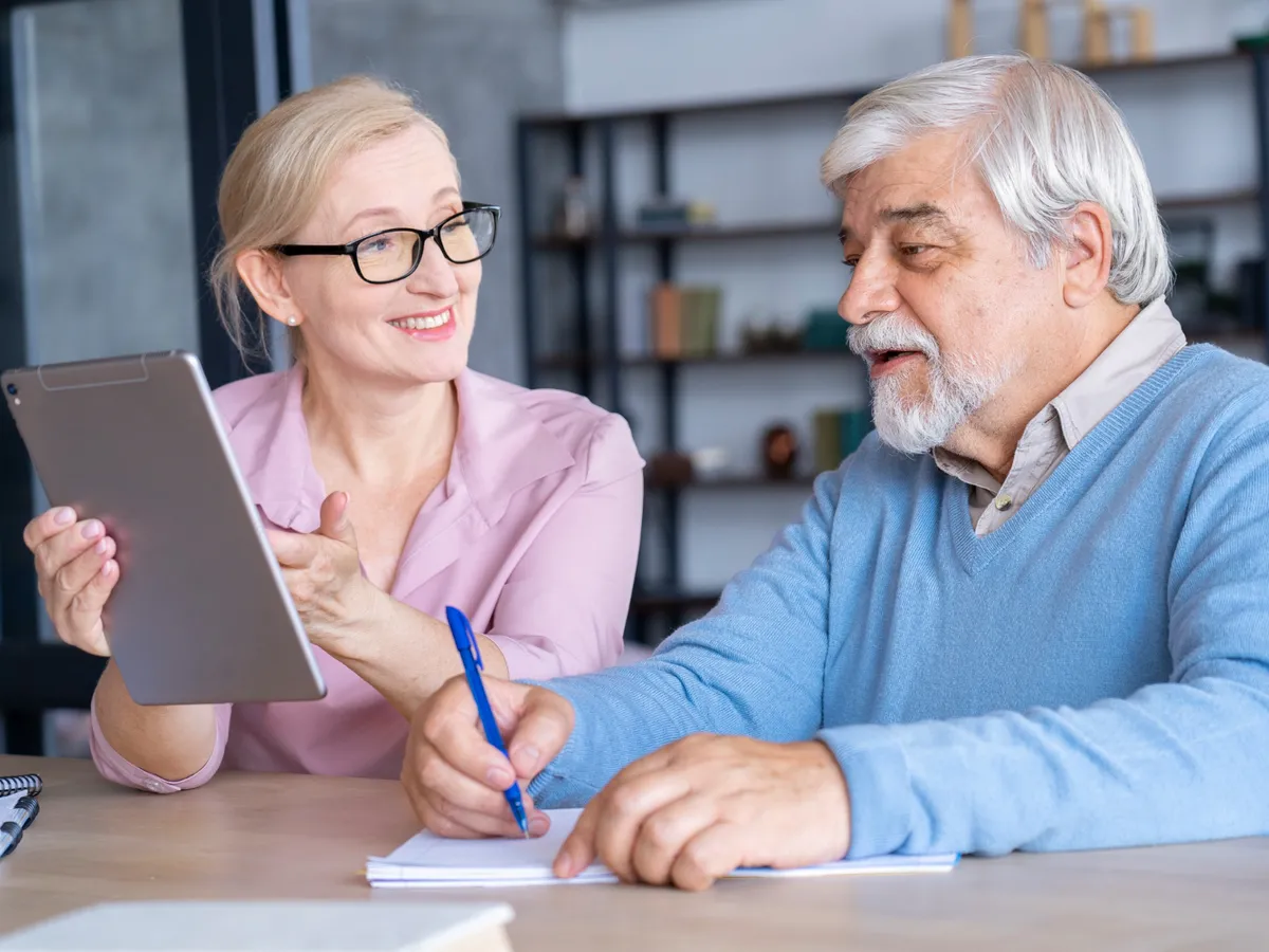 Pensionari care vorbesc Foto: Freepik (rol ilustrativ)