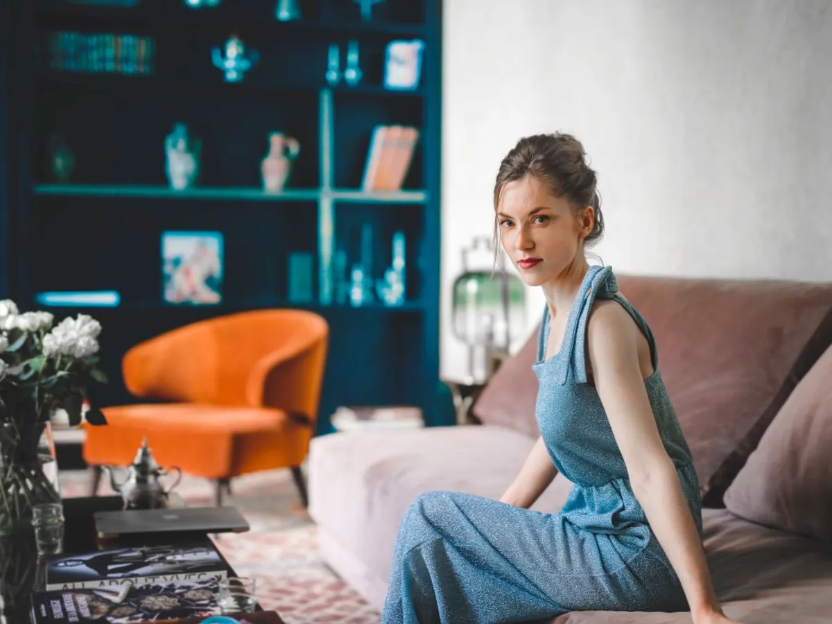 Femeie frumoasă într-un apartament tip studio - Foto: Magnific.com/andreas