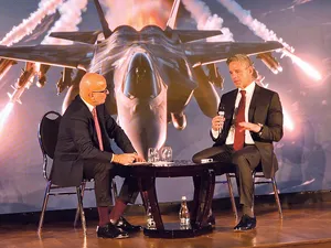 PROTAGONIȘTI Sabin Orcan, directorul Newsweek Romania și Ray Piselli, vicepreşedintele pentru Afaceri Internaţionale de la Lockheed Martin, la Defense Summit 2024