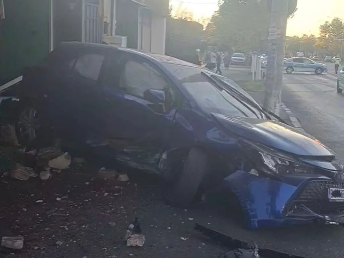 Un șofer tânăr, beat criță, a făcut un accident ca în filme pe un bulevard din București - Foto: Facebook / Info Trafic Romania