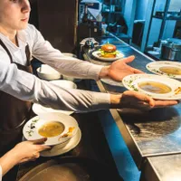 Angajații bolnavi, responsabili pentru 40% din focarele de intoxicații alimentare - Foto: Profimedia Images - Caracter ilustrativ