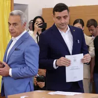Candidatul George Simion şi "fantoma" din spatele său, Călin Georgescu - Foto: INQUAM PHOTOS/Octav Ganea