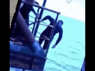 Operațiune sub foc. Fostul șef al spionajului ucrainean sare de pe o platformă de foraj din Marea Neagră în timpul unui atac rusesc